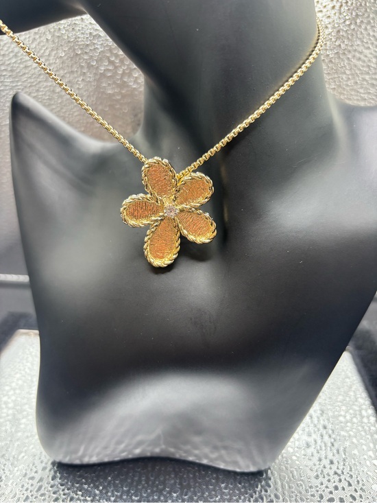 Jewelry - Gold Flower Pendant Necklace - Women's Jewelry